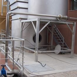 Montaje de tuberías y tolvas