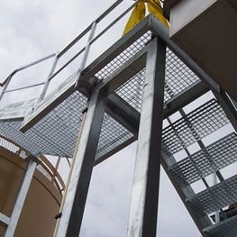 Escaleras y pasarelas de mantenimiento en exterior
